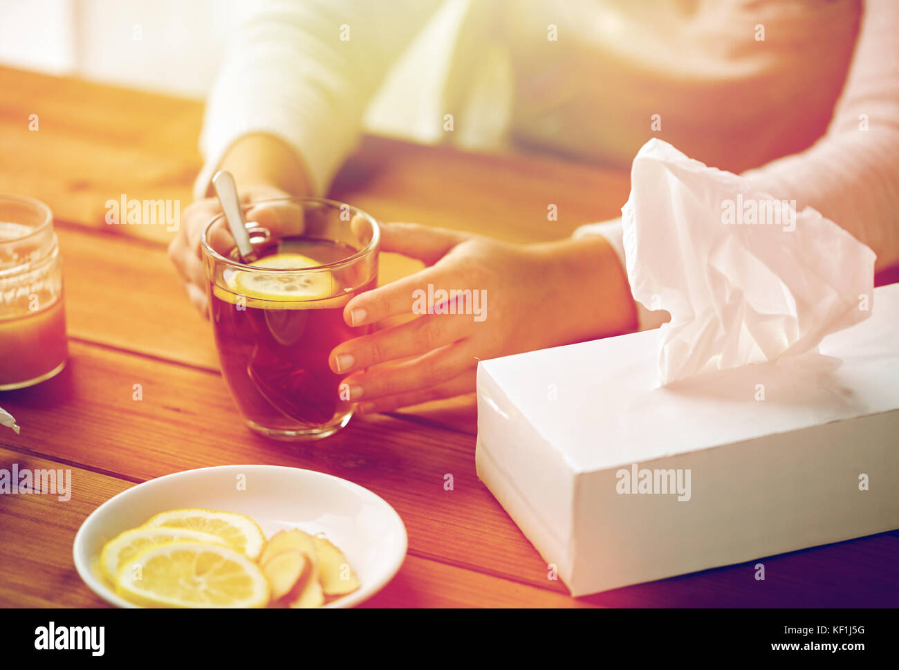 Portrait de femme malade de boire du thé au citron Banque D'Images
