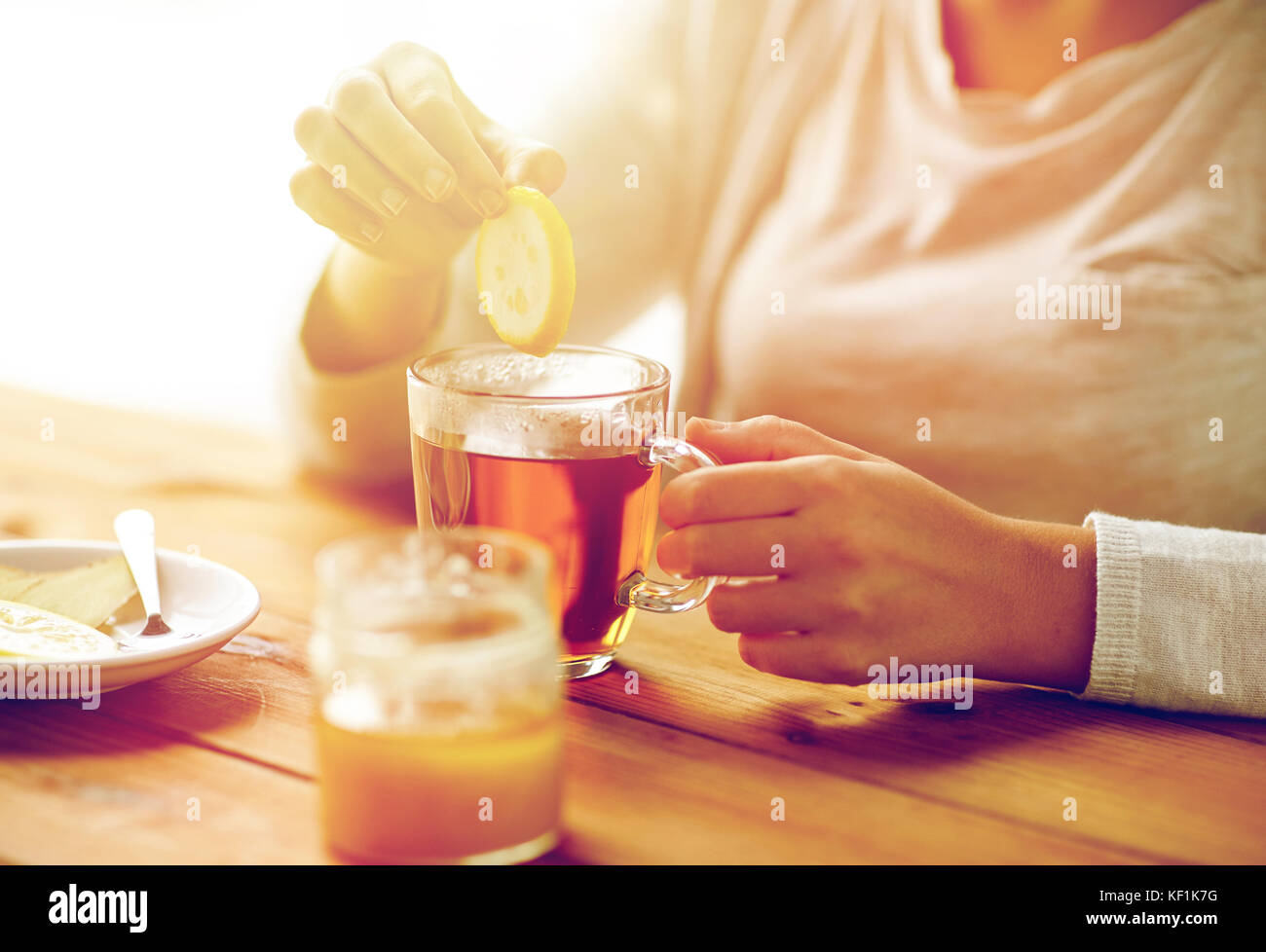 Portrait de femme malade de boire du thé au citron Banque D'Images