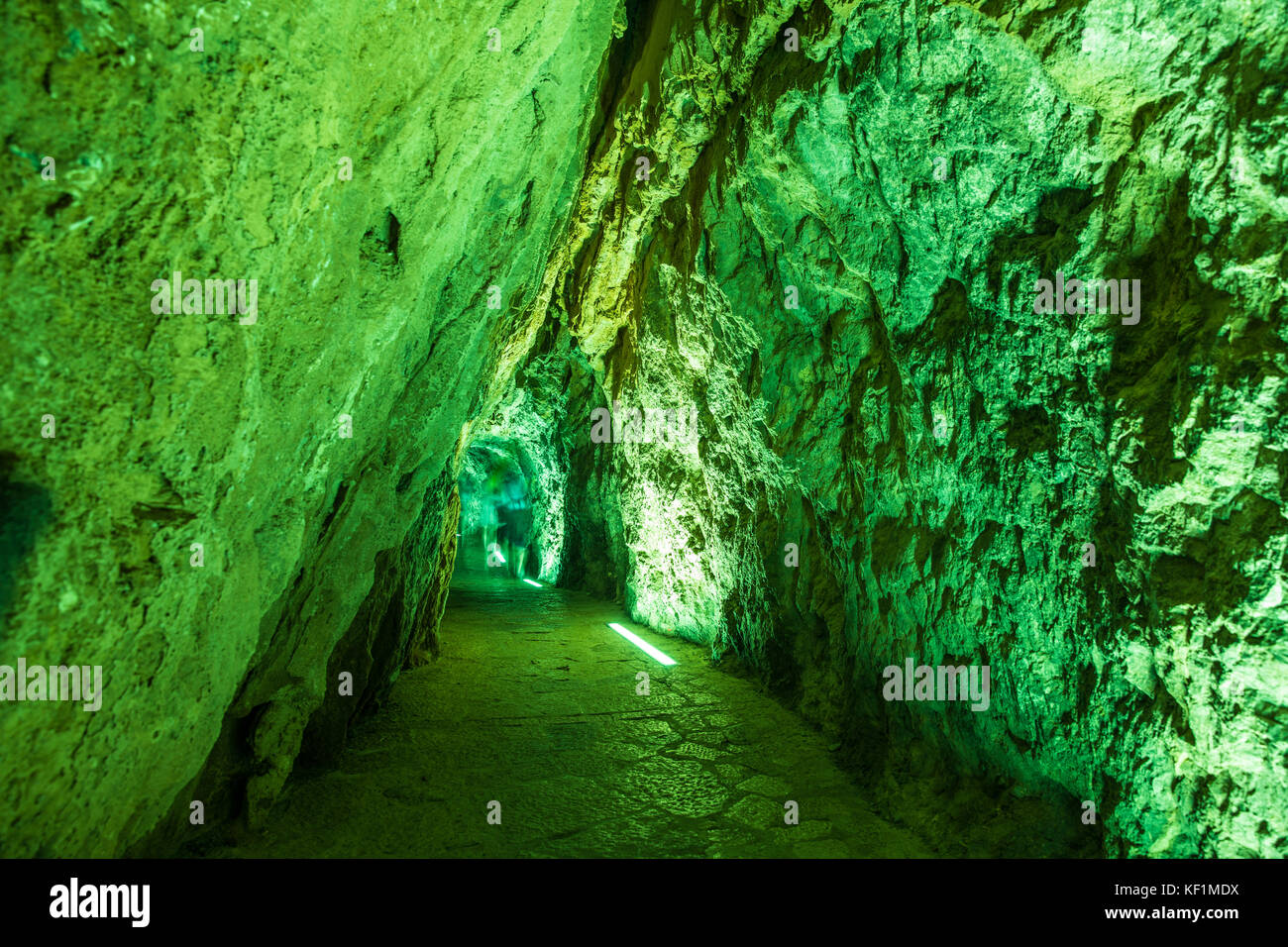 Tunnel dans la roche dans sa calobra, Majorque (Baléares, Espagne) Banque D'Images