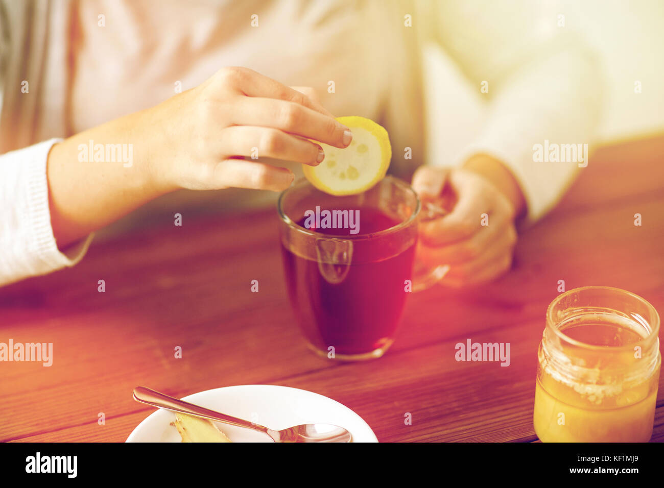 Portrait de femme malade de boire du thé au citron Banque D'Images