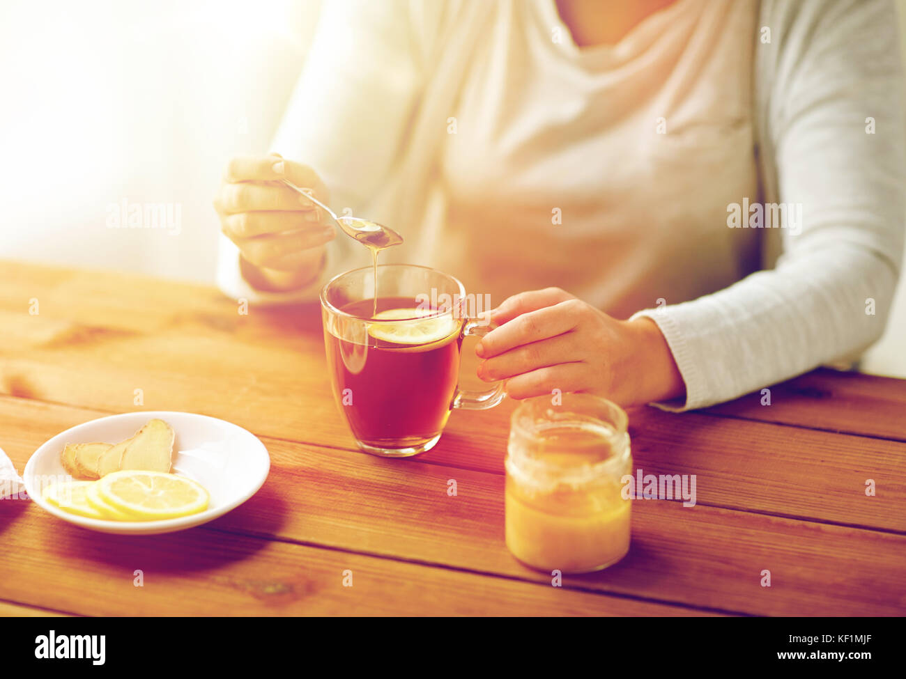 Portrait de femme malade de boire du thé au citron Banque D'Images