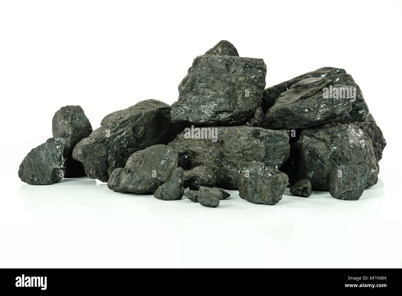 Concept de l'énergie combustible - charbon noir en close-up isolé sur fond blanc Banque D'Images