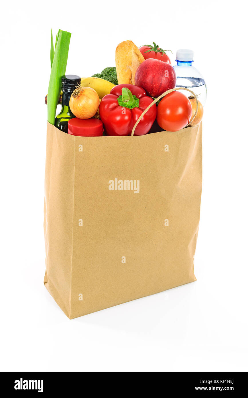 Concept d'épicerie de droit - eco friendly paper panier rempli de divers produits alimentaires. Banque D'Images