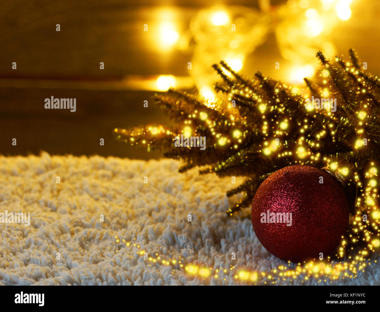Arbre de Noël rouge jouet balle contre les fêtes de Garland. Banque D'Images