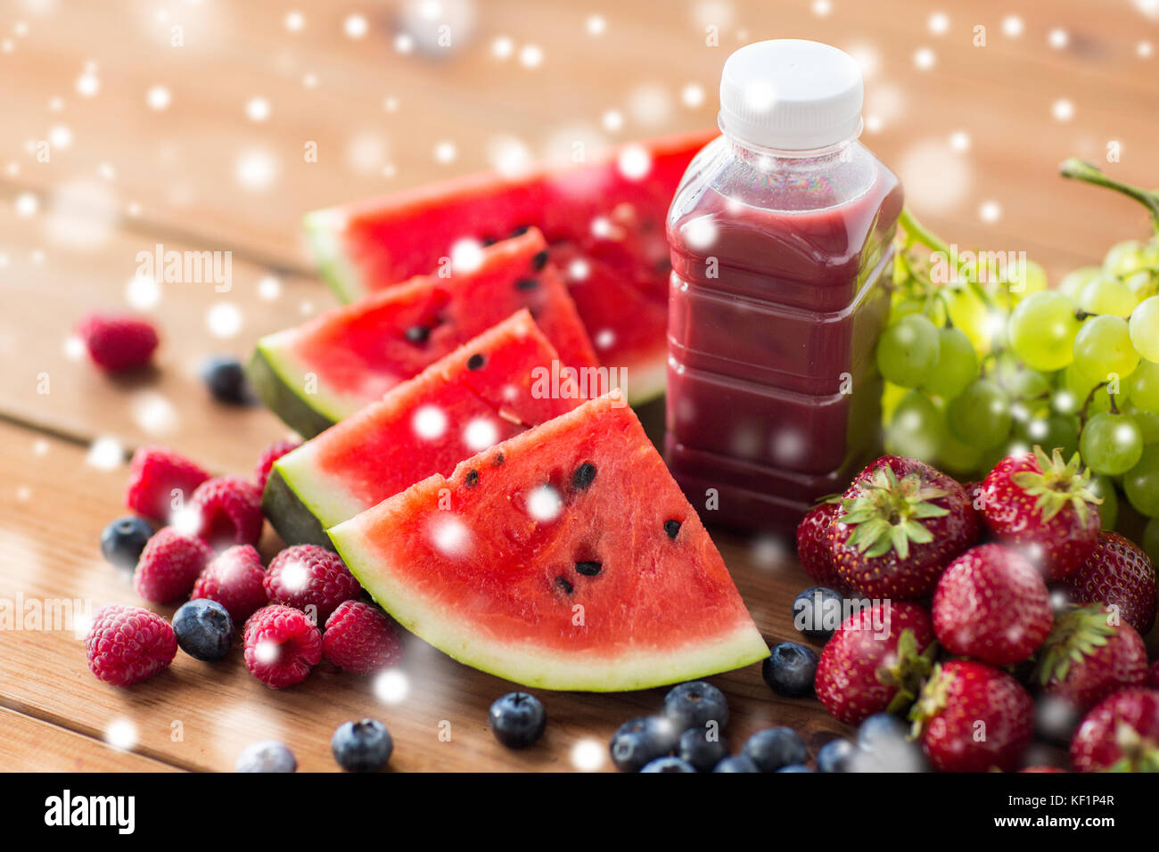 Bouteille avec fruits et jus de fruits ou de boisson fouettée Banque D'Images