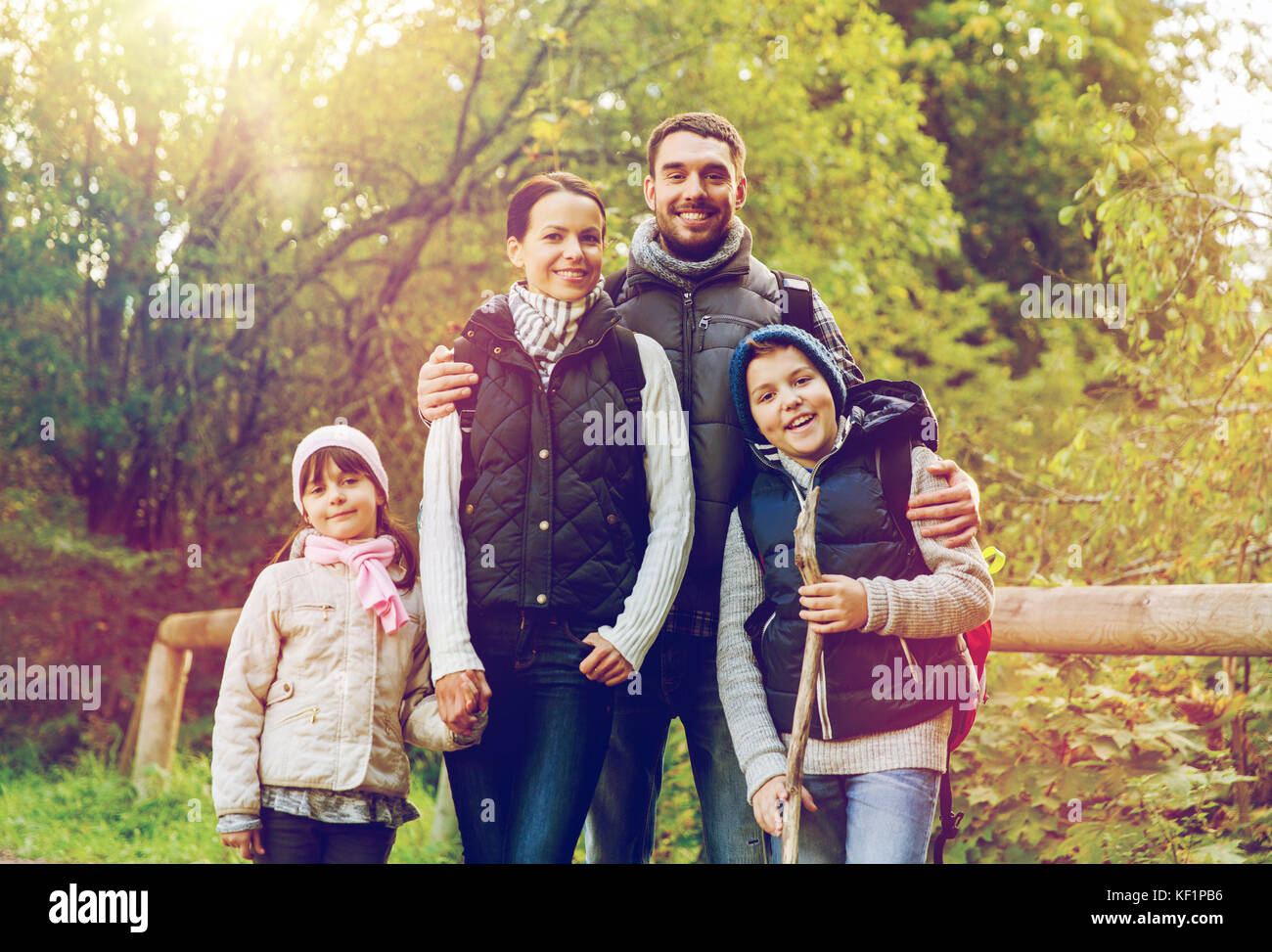 Famille heureuse avec sacs à dos randonnée Banque D'Images