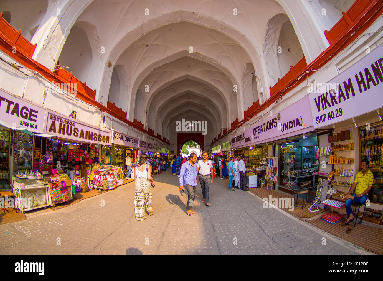 Delhi, Inde - le 25 septembre 2017 : des personnes non identifiées, et l'achat à l'intérieur de la marche dans le bazar fort rouge à Delhi, en Inde. Meena Bazaar, construit par mukarmat khan il y a 300 ans, a été le premier marché couvert dans l'Inde, l'effet fish eye Banque D'Images