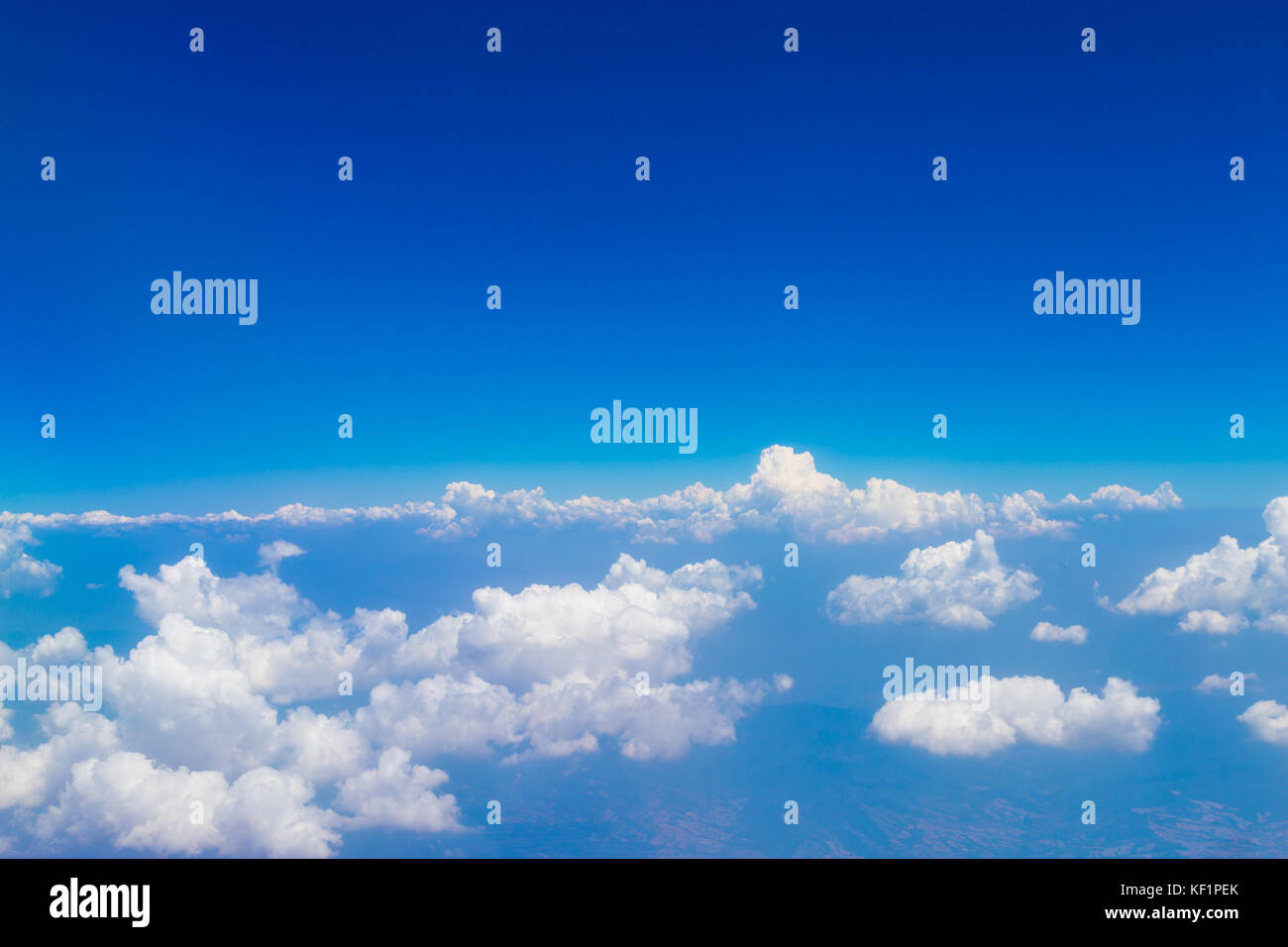 Ciel bleu avec des nuages blancs, la photographie aérienne Banque D'Images