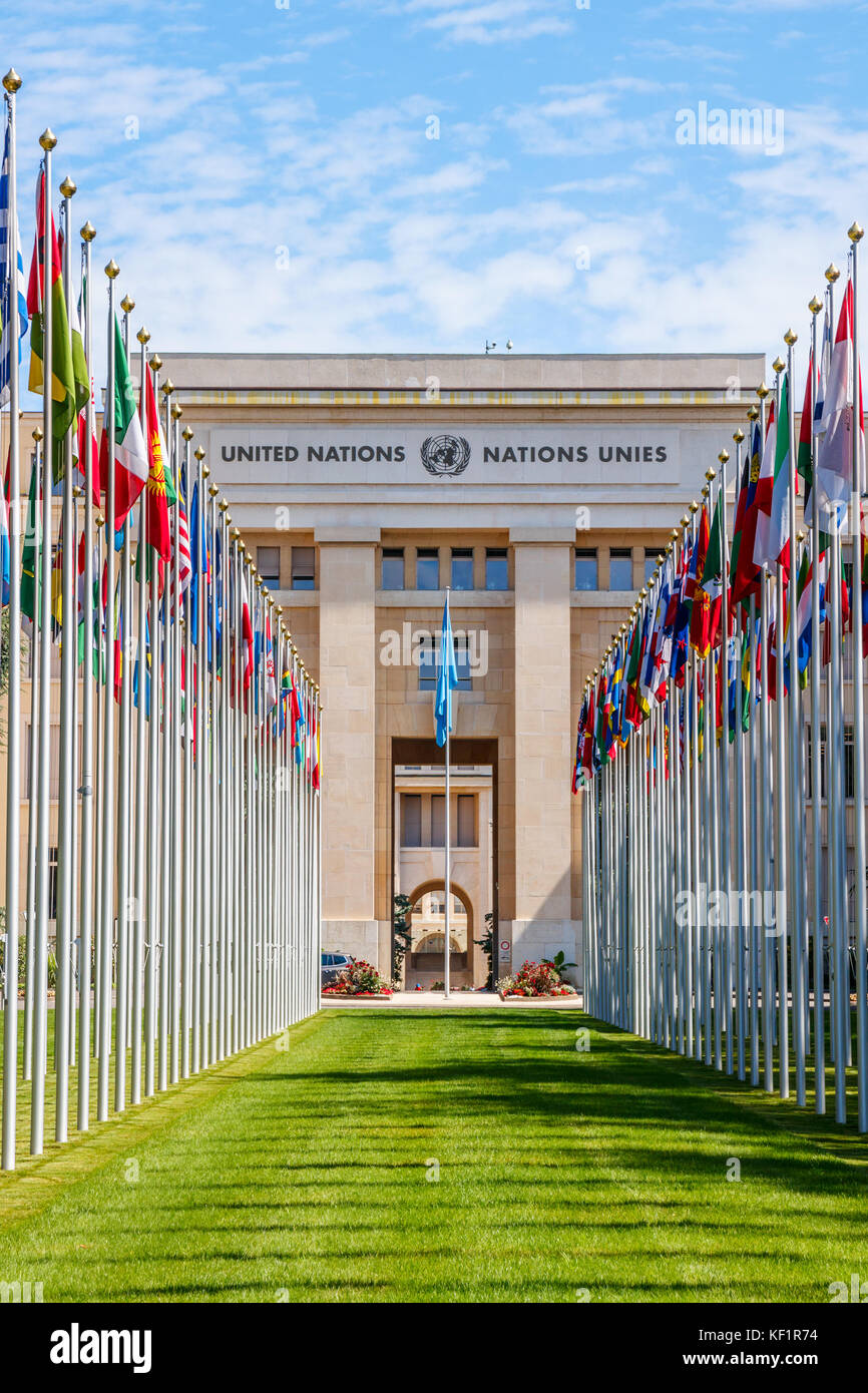 'L'Allée des Nations Unies" (Avenue des Nations Unies) du Palais des Nations Unies de Genève, avec les drapeaux des pays membres. Genève, Suisse. Banque D'Images