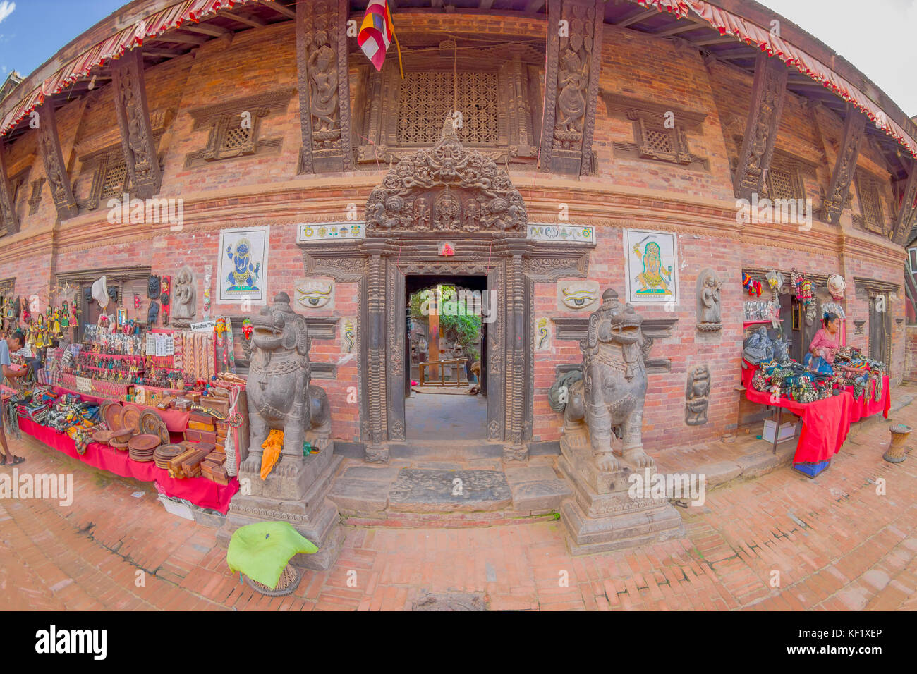 Bhaktapur, Népal - novembre 04, 2017 : deux lions en pierre à l'entrée d'un temple avec un marché de rue près de od les statues dans le temple de Nyatapola sur taumadhi tole, Bhaktapur, Népal Banque D'Images