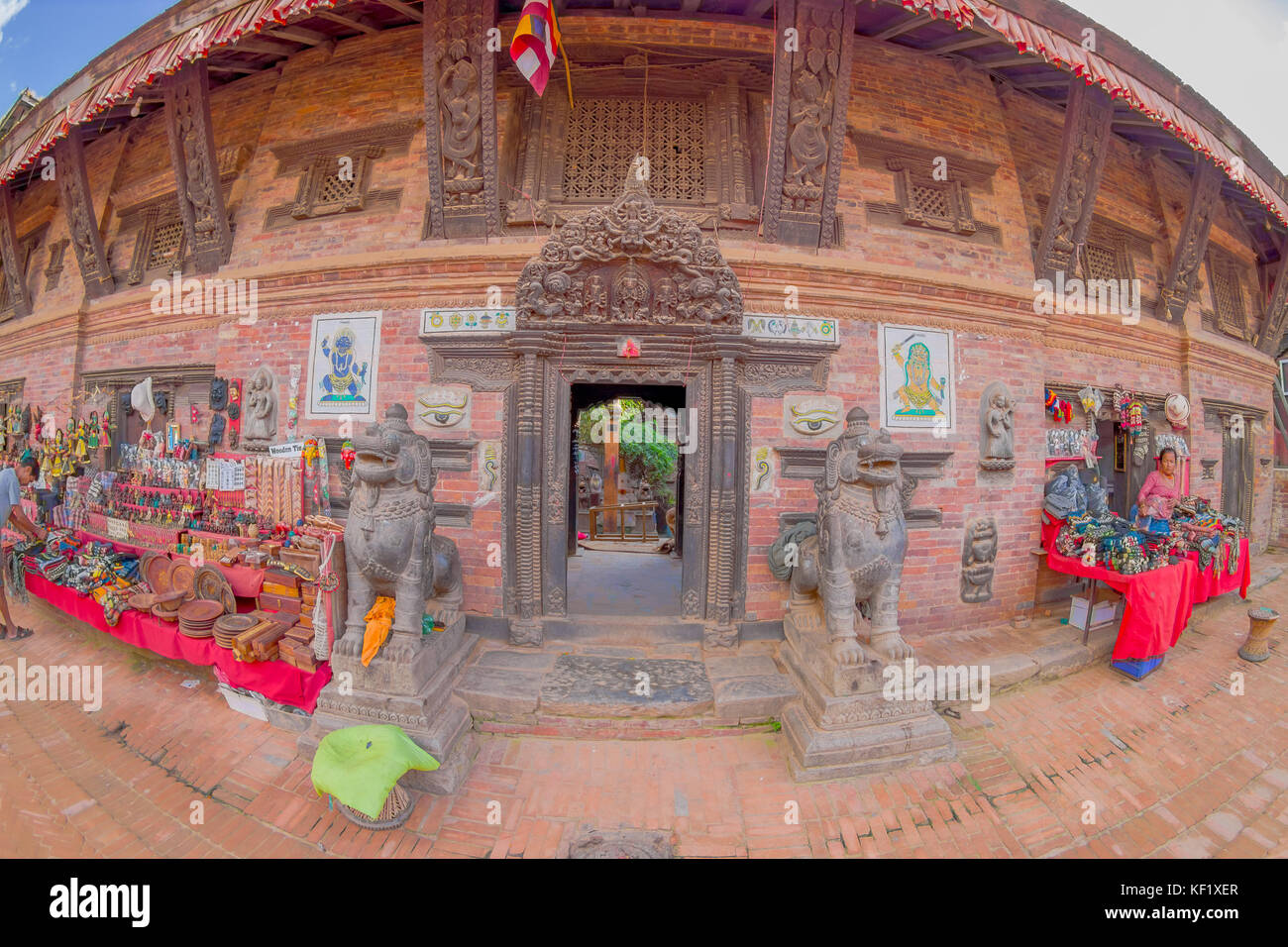 Bhaktapur, Népal - novembre 04, 2017 : deux lions en pierre à l'entrée d'un temple avec un marché de rue près de od les statues dans le temple de Nyatapola sur taumadhi tole, Bhaktapur, Népal Banque D'Images