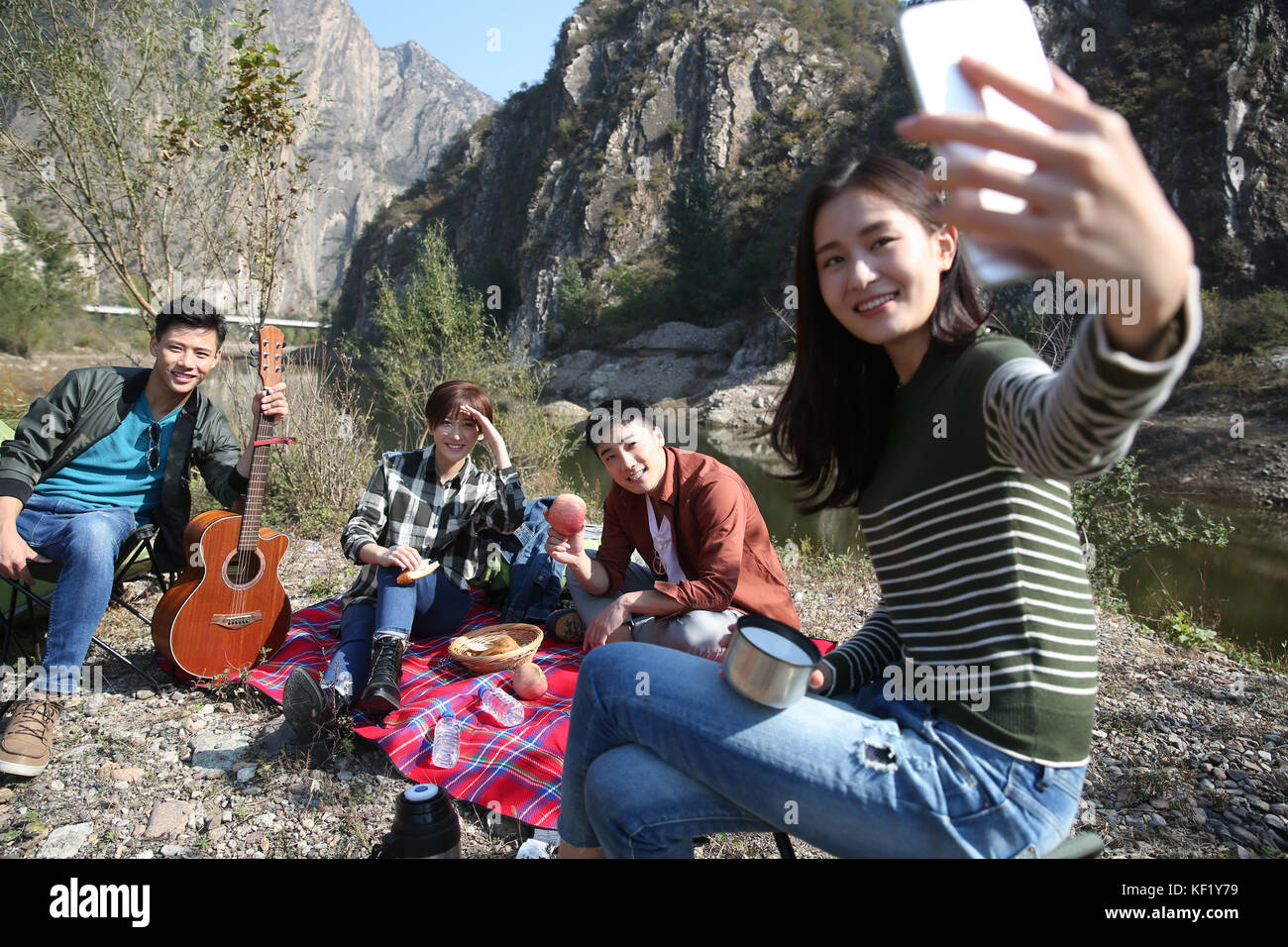 Les jeunes, hommes et femmes, pique-nique dans les montagnes Banque D'Images