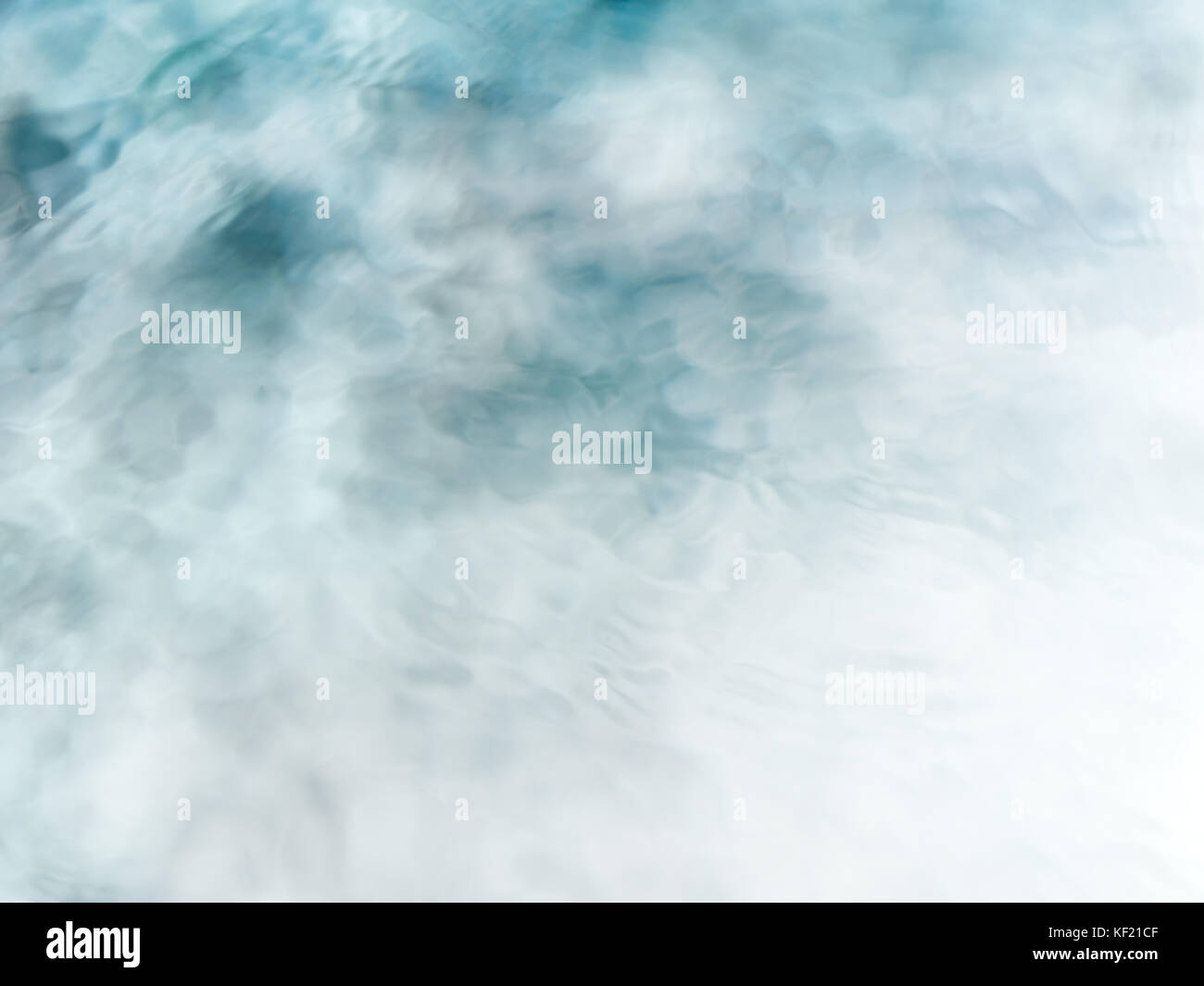 Picturaux, tranquille, et méditative bleu vert l'eau qui coule à l'arrière-plan blanc fondu Banque D'Images