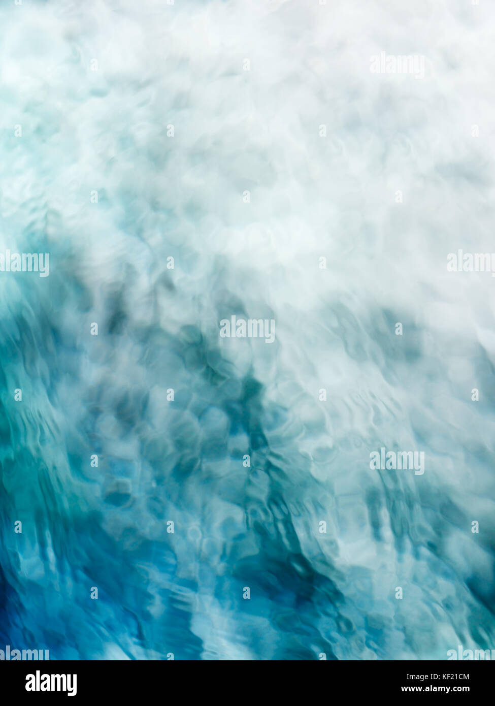 Picturaux, tranquille, et méditative bleu vert l'eau qui coule à l'arrière-plan blanc fondu Banque D'Images