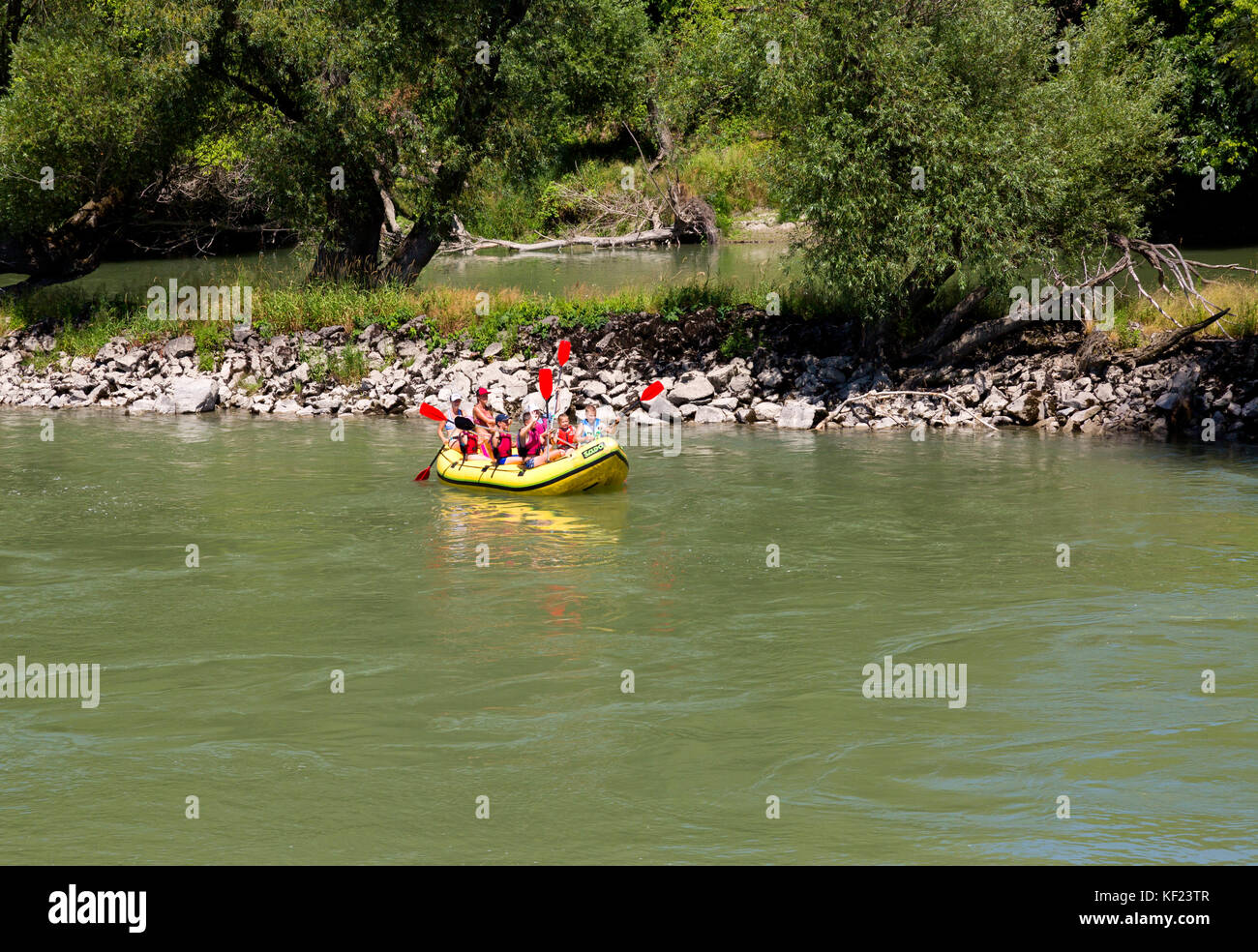 Les jeunes enfants et adultes rafting sur le Danube, en Slovaquie. Banque D'Images