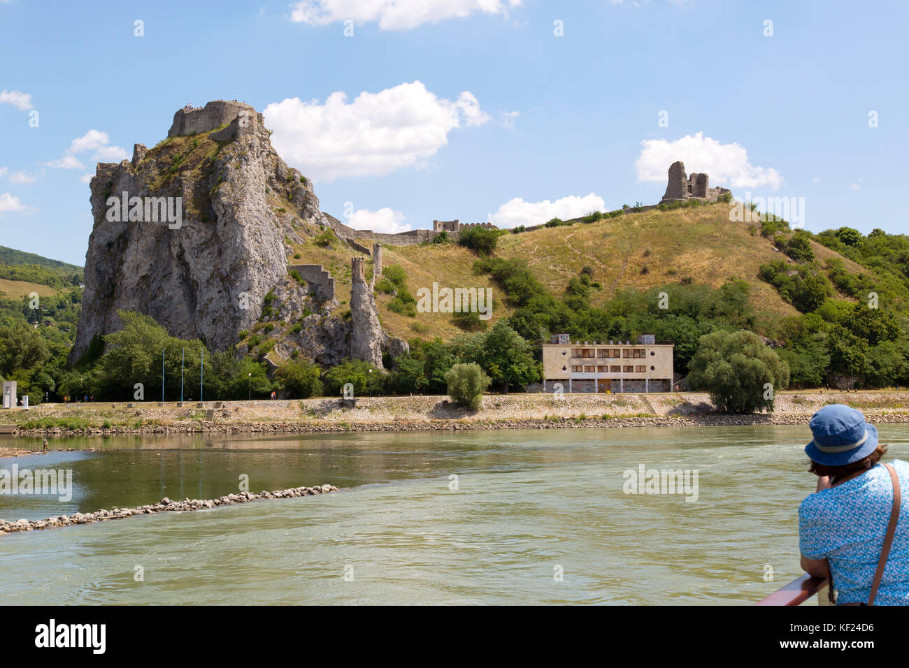 Vue de la rivière du Danube de ruines de château sur une colline dans la région de Bratislava, Slovaquie . Banque D'Images