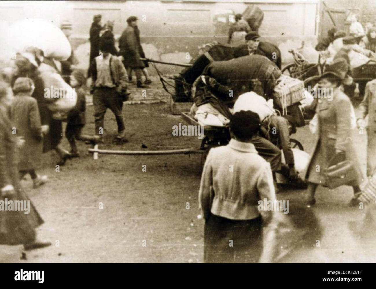 Une image historique documentant l'expulsion des Juifs de Tchernivtsi (Cernauti), en Ukraine, en 1941 pendant l'Holocauste. Cet événement tragique faisait partie des atrocités de guerre plus larges en Europe de l'est pendant la seconde Guerre mondiale Banque D'Images