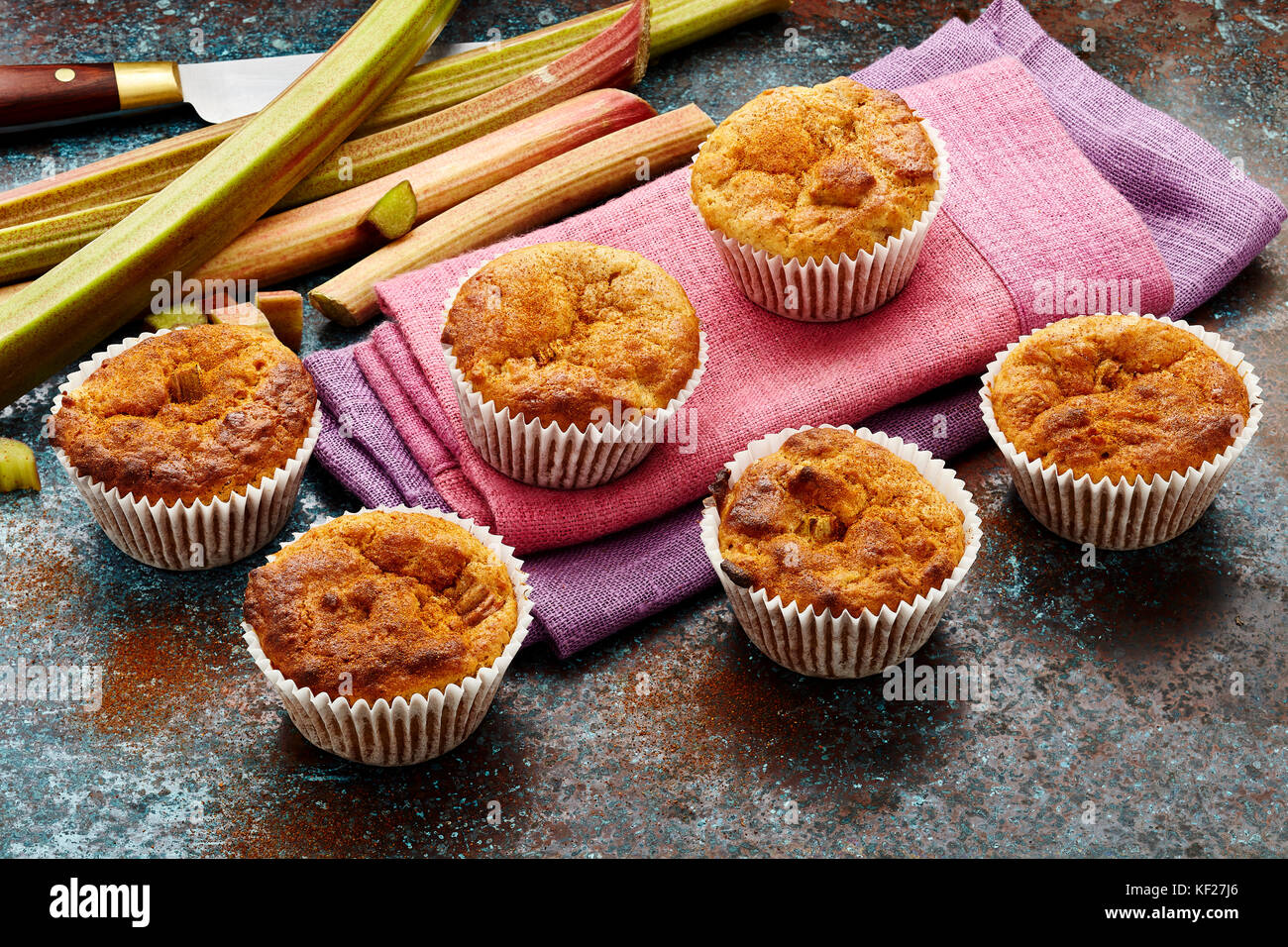 Muffins à la rhubarbe aux épices chili Banque D'Images