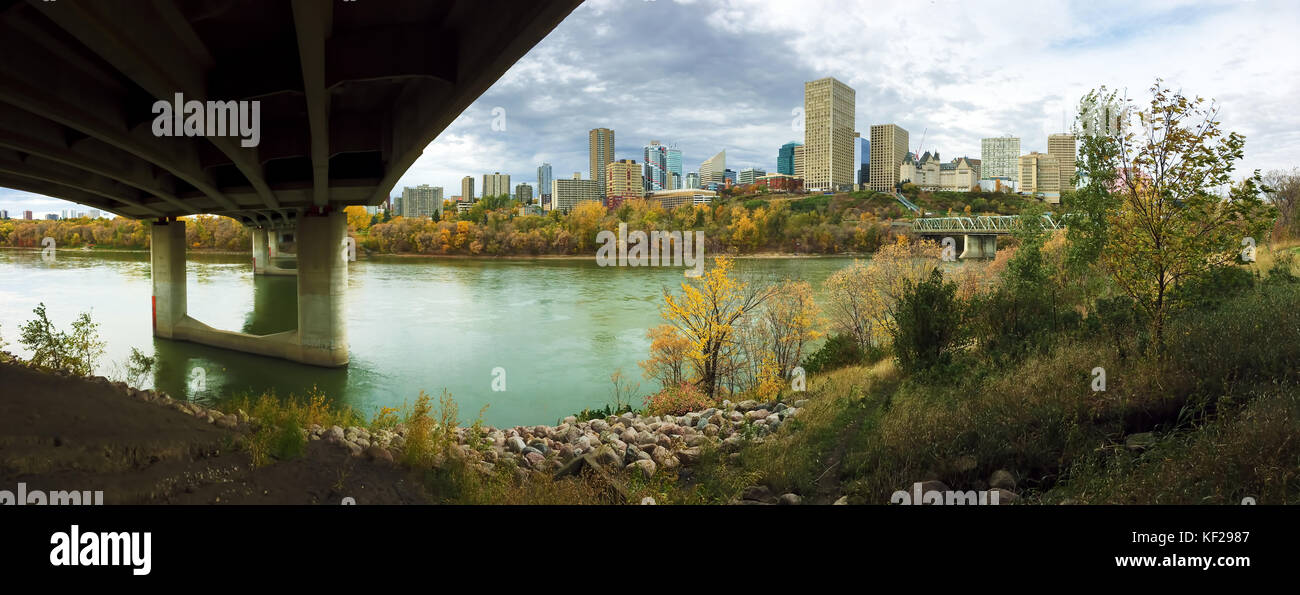 Un panorama d'Edmonton, Canada avec aspen colorés à l'automne Banque D'Images
