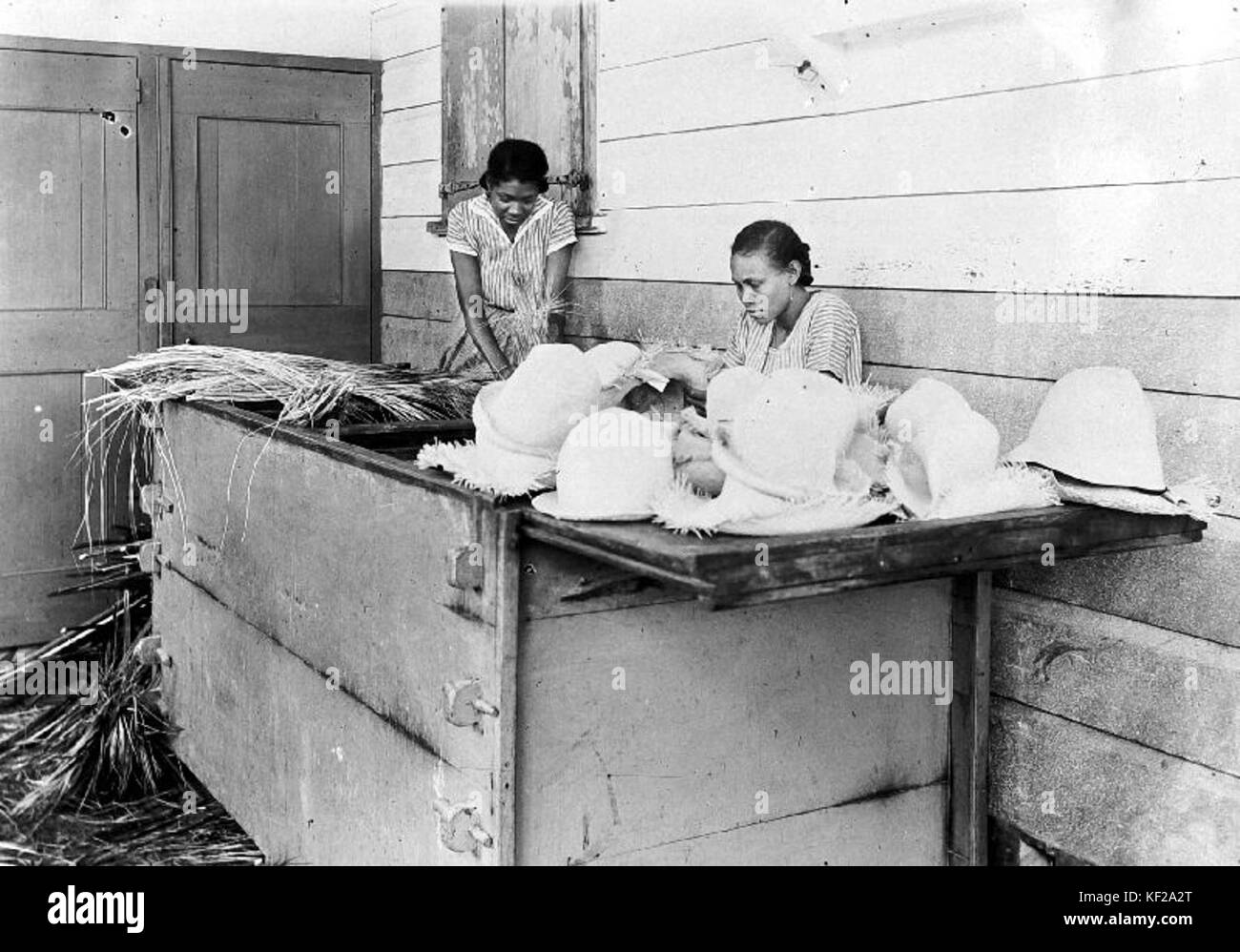 Het roken van de gemaakte beveiligen op de chambres vlechtsch Katholieke... Collectie stichting Nationaal Museum van Wereldculturen TM 10018925 Banque D'Images