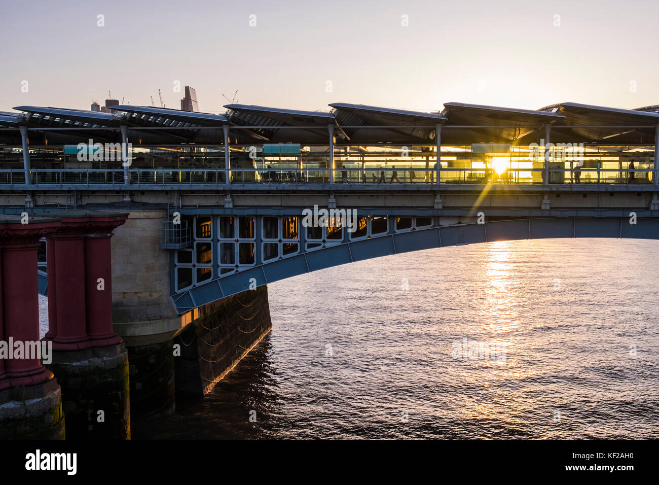 London Blackfriars les gares enjambant la Tamise, Londres, Angleterre, Royaume-Uni Banque D'Images