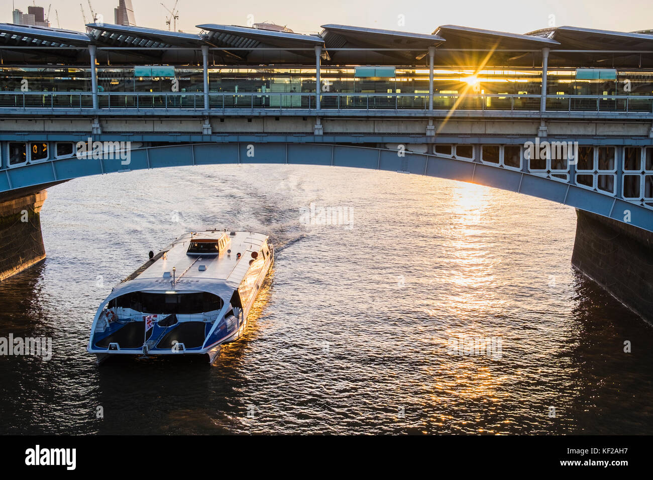 London Blackfriars les gares enjambant la Tamise, Londres, Angleterre, Royaume-Uni Banque D'Images