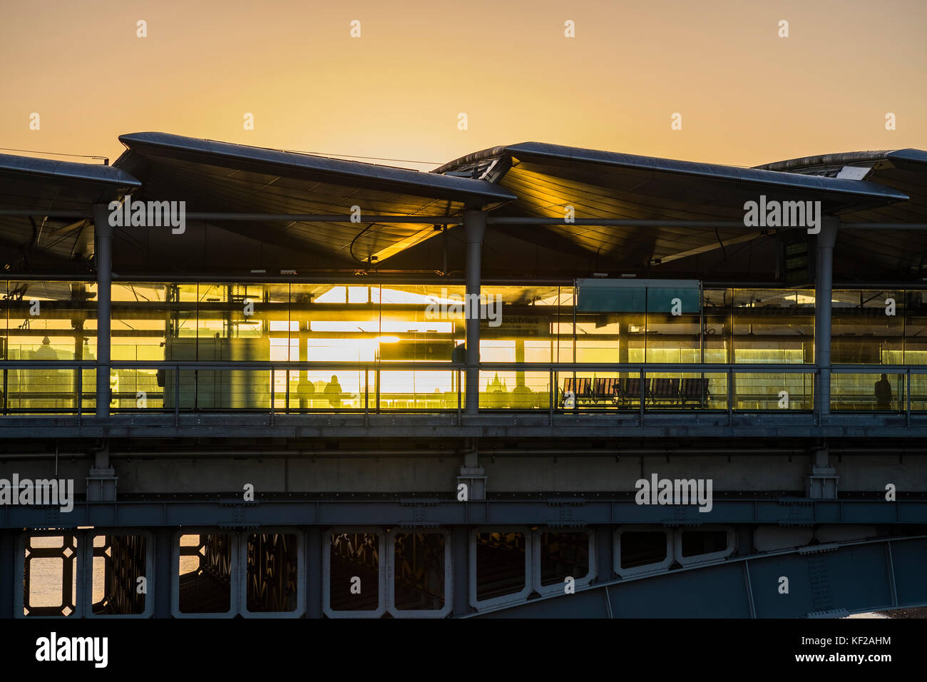 London Blackfriars les gares enjambant la Tamise, Londres, Angleterre, Royaume-Uni Banque D'Images