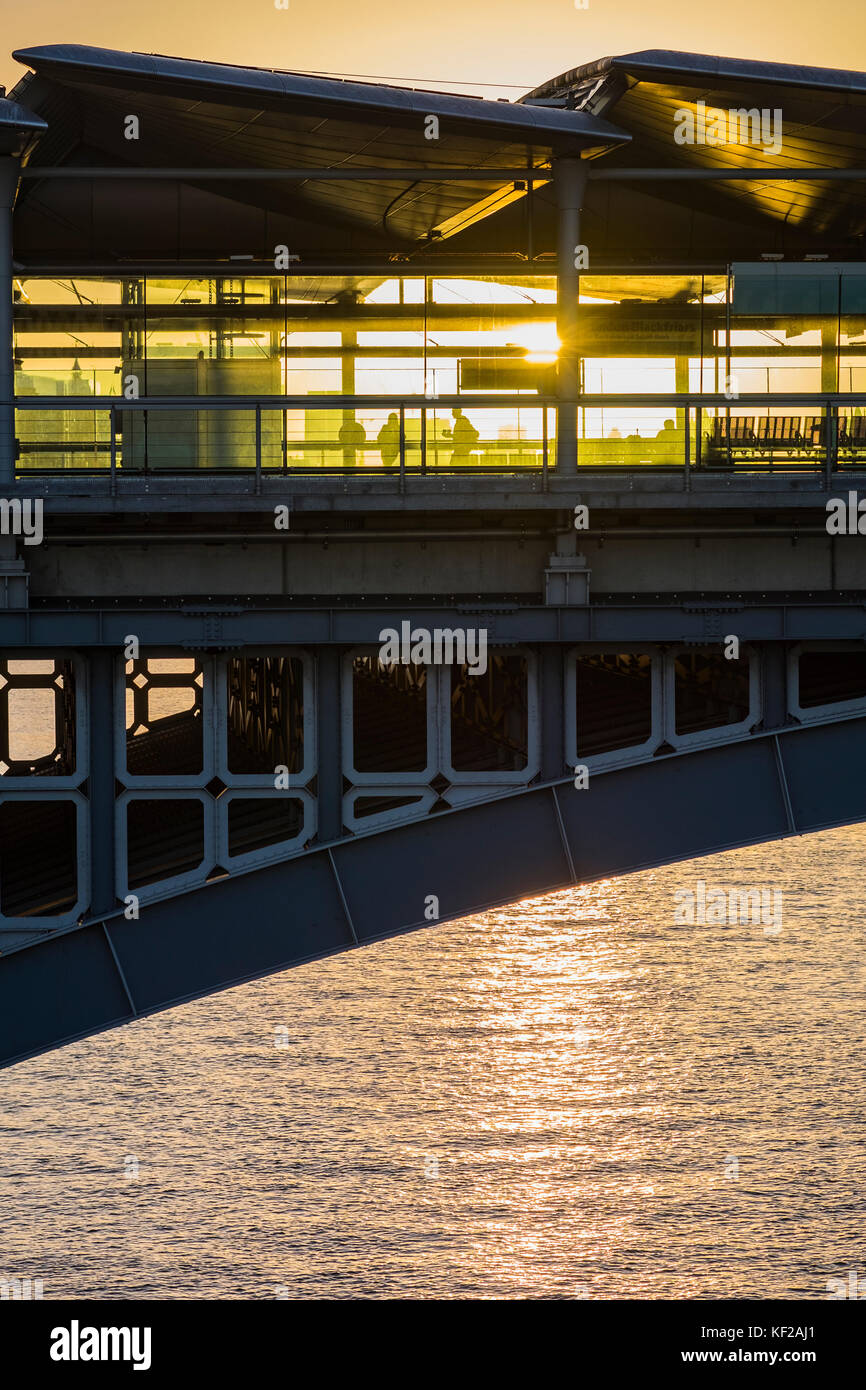 London Blackfriars les gares enjambant la Tamise, Londres, Angleterre, Royaume-Uni Banque D'Images