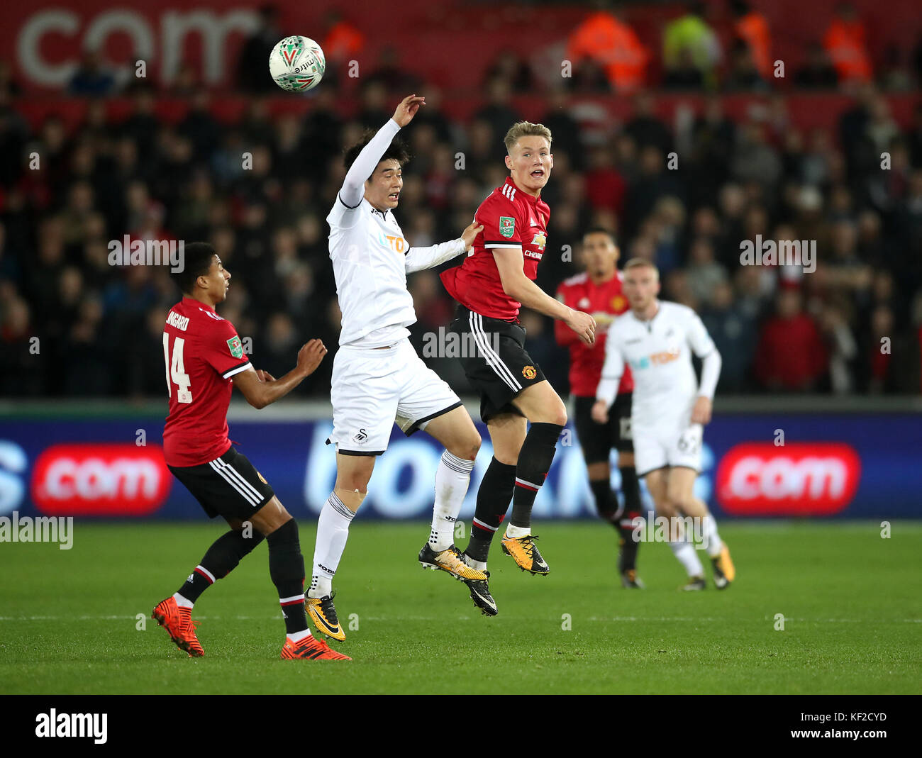 Ki Sung-yueng de Swansea City (au centre à gauche) et Scott McTominay (à droite) de Manchester United se battent pour le ballon dans les airs pendant la Carabao Cup, quatrième tour de match au Liberty Stadium, Swansea. APPUYEZ SUR ASSOCIATION photo. Date de la photo: Mardi 24 octobre 2017. Voir PA Story FOOTBALL Swansea. Le crédit photo devrait se lire comme suit : Nick Potts/PA Wire. RESTRICTIONS : aucune utilisation avec des fichiers audio, vidéo, données, listes de présentoirs, logos de clubs/ligue ou services « en direct » non autorisés. Utilisation en ligne limitée à 75 images, pas d'émulation vidéo. Aucune utilisation dans les Paris, les jeux ou les publications de club/ligue/joueur unique. Banque D'Images