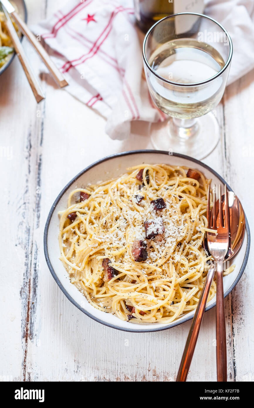 Spaghetti carbonara et vin blanc Banque D'Images