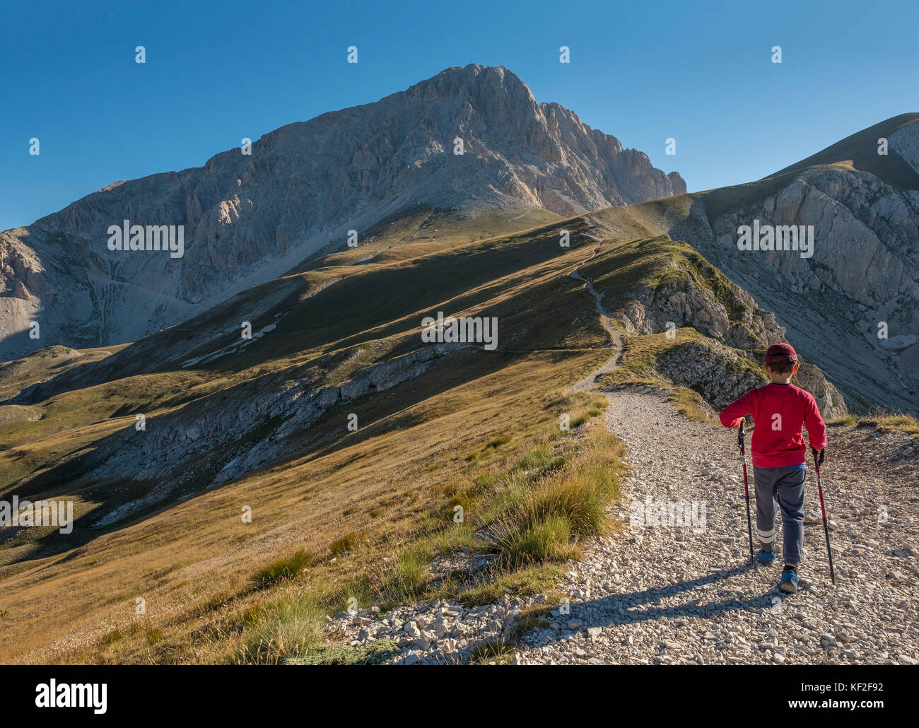 L'Italie, les Abruzzes, le Gran Sasso et Monti della Laga, Parc National de Randonneur sur le chemin vers le sommet du pic Corno Grande Banque D'Images