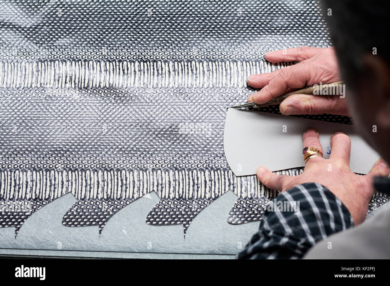 Artisanat du cuir Fabrication de chaussures à son atelier Banque D'Images