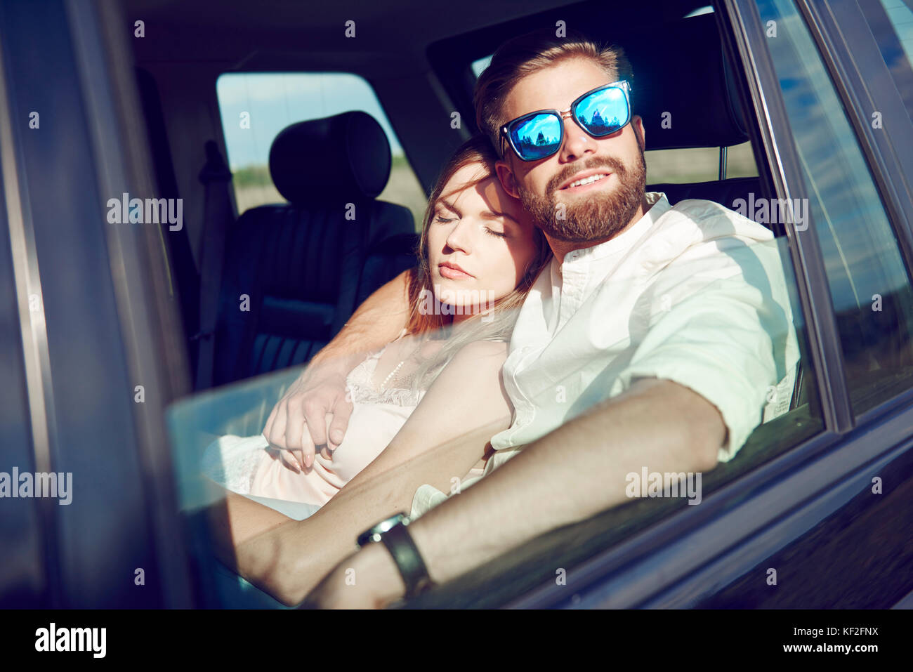 Couple in love relaxant et enveloppement en voiture, Cracovie, Pologne, Malopolskie Banque D'Images