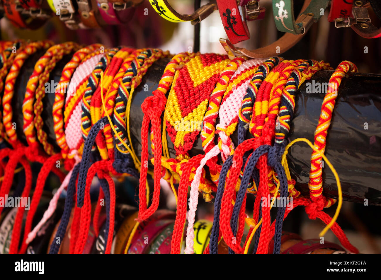 Vue en gros de bracelets colorés en Ibiza montrant / reflétant la culture  et le mode de vie de la région. couleurs du drapeau espagnol (rouge et  jaune) sont dominants Photo Stock -