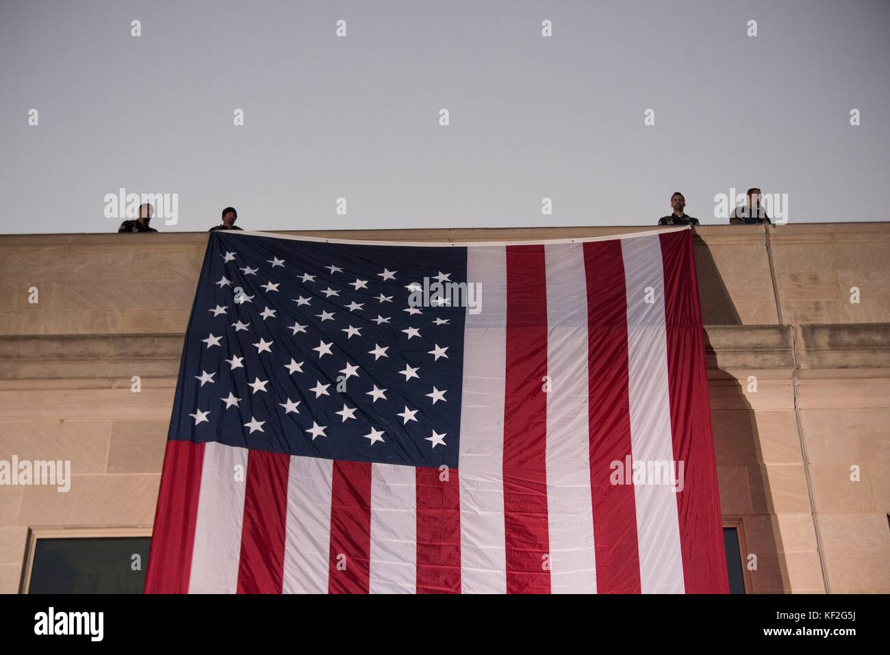 Un grand drapeau américain est déployé sur le côté ouest du pentagone au lever du soleil pour marquer le 11 septembre 2001, au cours de l'anniversaire le 11 septembre 2017 à Washington, D.C. Au cours de l'attaque, 184 personnes ont été tuées au pentagone. Banque D'Images