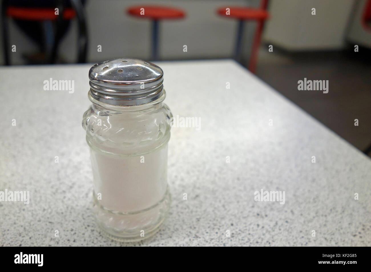 Une salière sur une table Banque D'Images