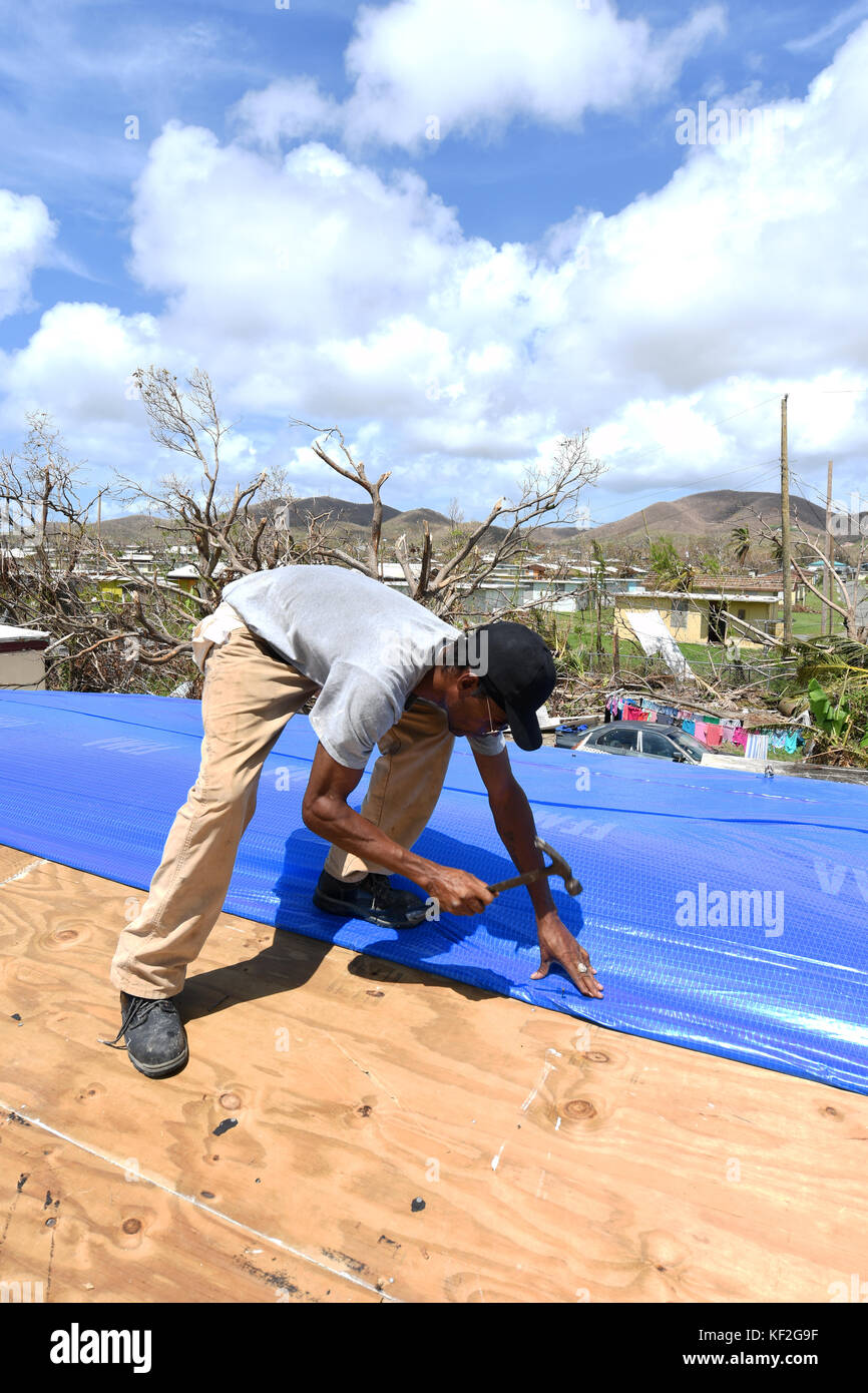 Couvrir un toit endommagé des entrepreneurs avec des feuilles de plastique à la suite du cyclone maria le 4 octobre 2017 à fredericksted st., croix, îles Vierges des États-Unis. Banque D'Images
