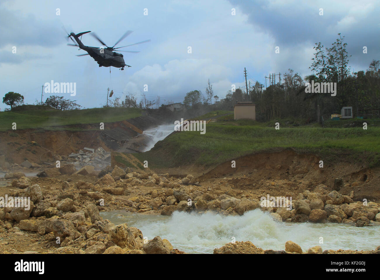 La marine américaine d'un MH-53 Pave Low tente de réparer les hélicoptères guajataca barrage avec barrières en béton à la suite du cyclone maria le 5 octobre 2017 à Isabela, puerto rico. Banque D'Images