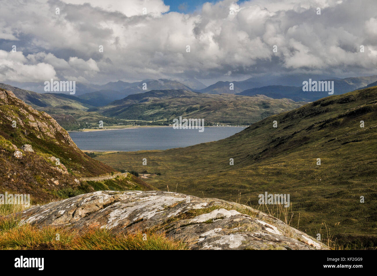 Vue d'une colline à l'ouest île de Skye écossais dans la belle vallée sauvage au détroit de Kyle rhea et le continent dans le soleil de l'été Banque D'Images