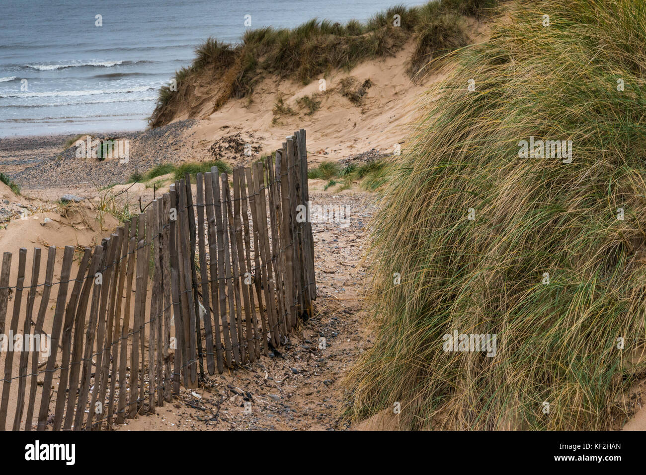 L'escrime à lattes sur les dunes de sable sur la côte anglaise à proximité de la station balnéaire de lancashire blackpool et st annes avec de l'herbe, sable et pas de personnes Banque D'Images