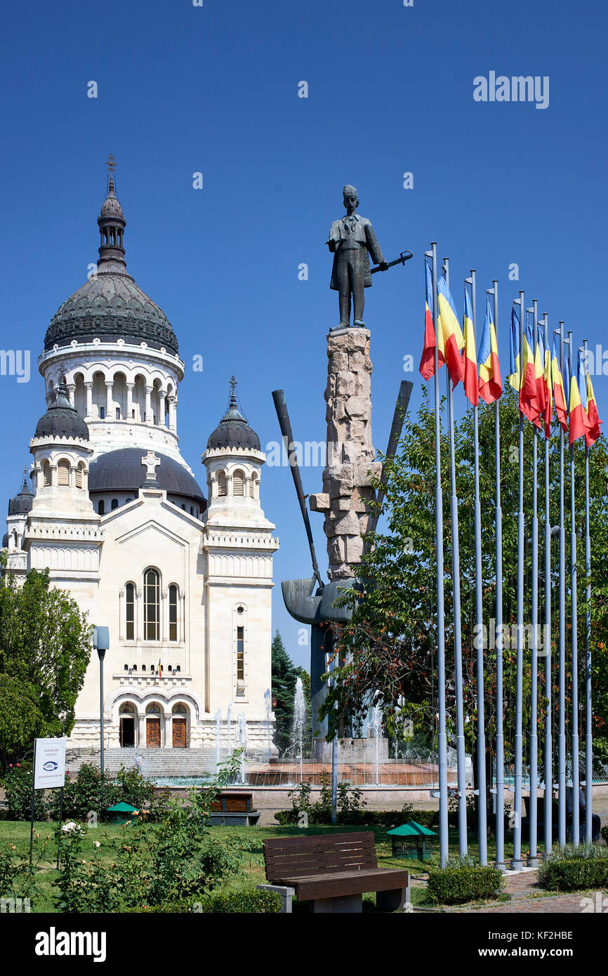 Dormition de la Theotokos Cathédrale, Cathédrale Orthodoxe, Cluj, considéré avec mâts et statue d'Avram Iancu dans l'avant-plan Banque D'Images