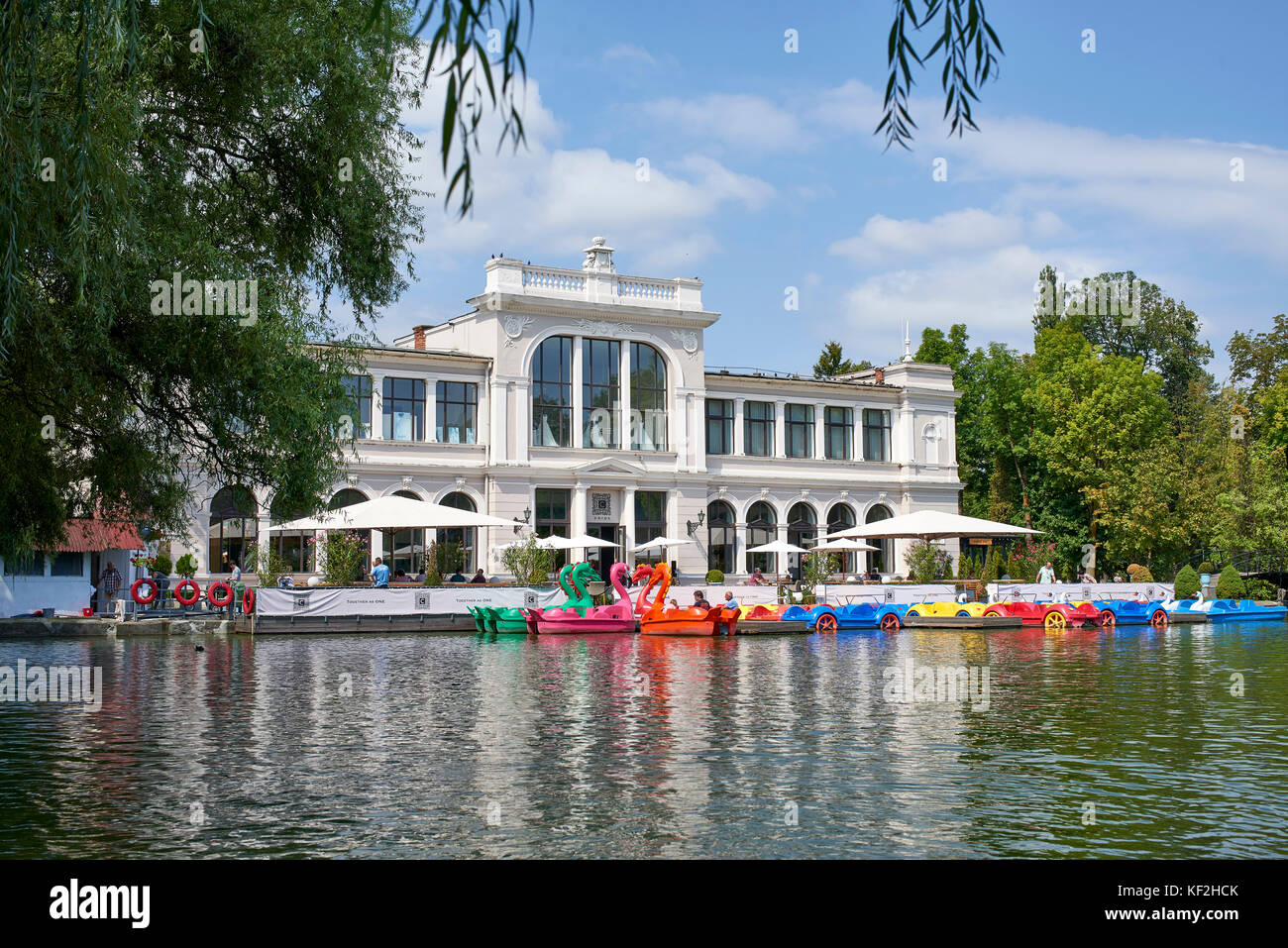 Pédalos sur le lac de Chios en été dans Central Park Cluj Banque D'Images