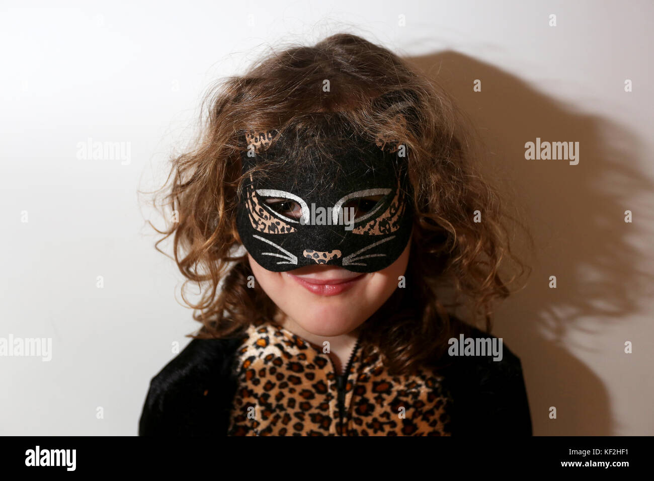 Une jeune fillette de cinq ans en photo habillé comme un chat pour halloween fun et célébrations à Chichester, West Sussex, UK. Banque D'Images