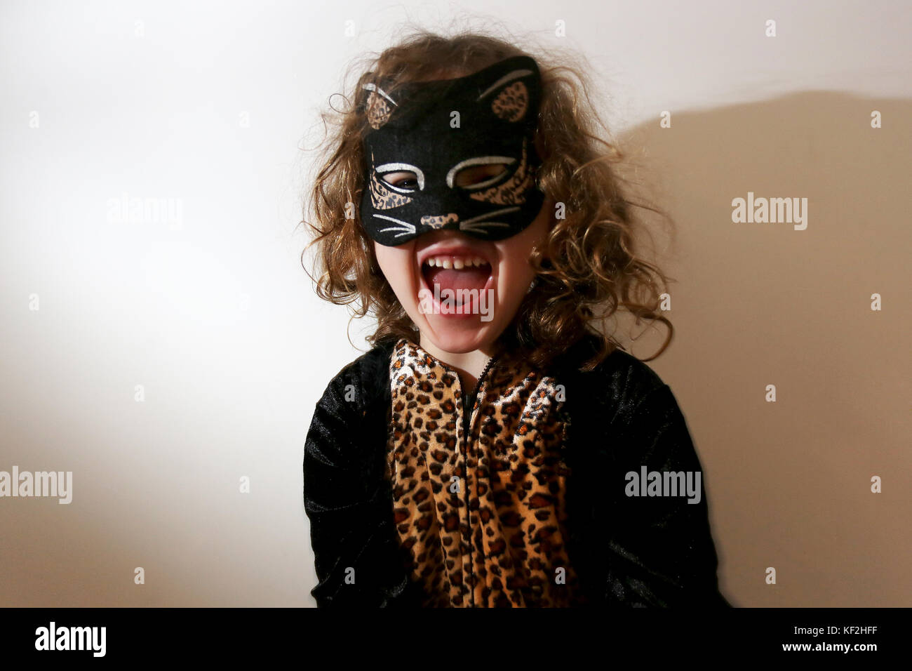Une jeune fillette de cinq ans en photo habillé comme un chat pour halloween fun et célébrations à Chichester, West Sussex, UK. Banque D'Images