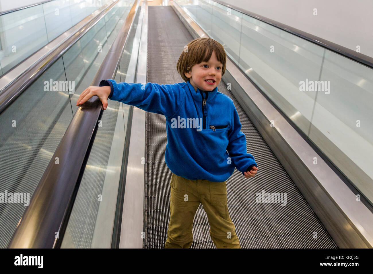 Jeune garçon sur l'escalator Banque D'Images