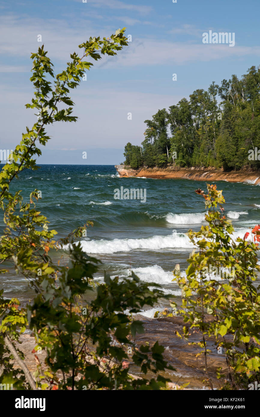 Munising, Michigan - la rive du lac Supérieur en Pictured Rocks National Lakeshore. Banque D'Images