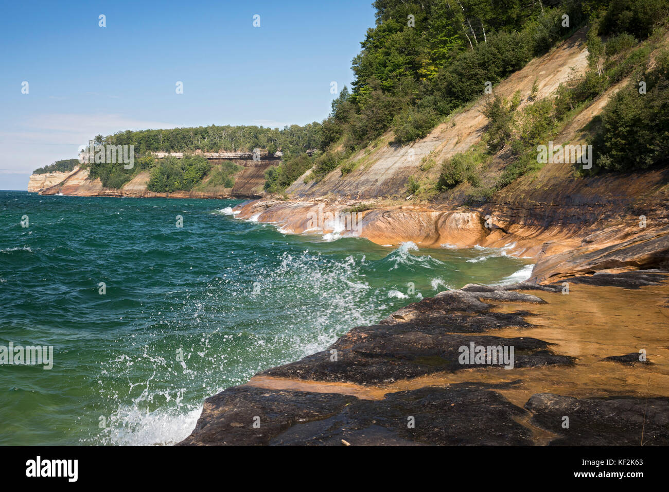 Munising, Michigan - la rive du lac Supérieur en Pictured Rocks National Lakeshore. Banque D'Images