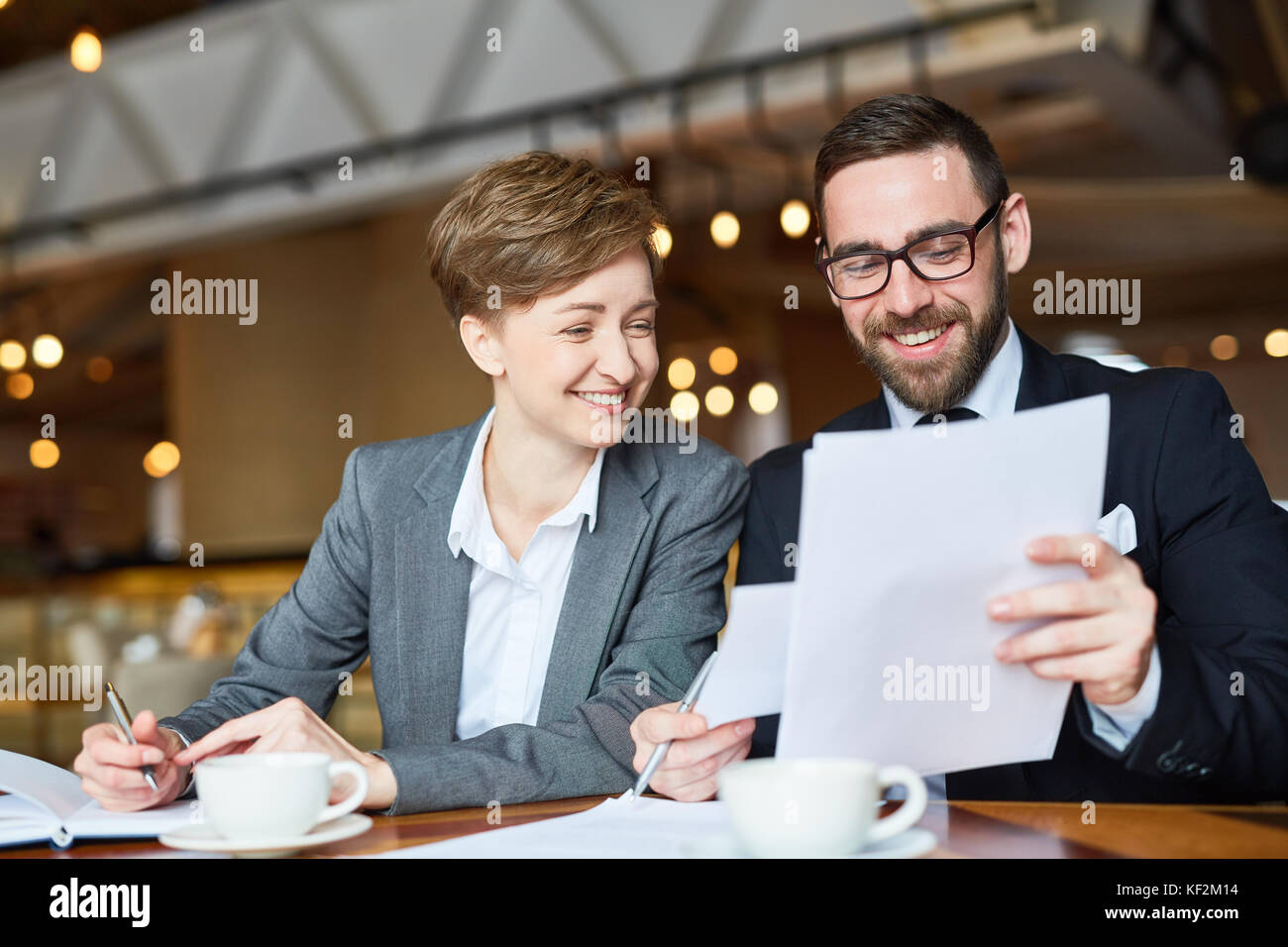 Le partage d'idées avec un collègue Banque D'Images