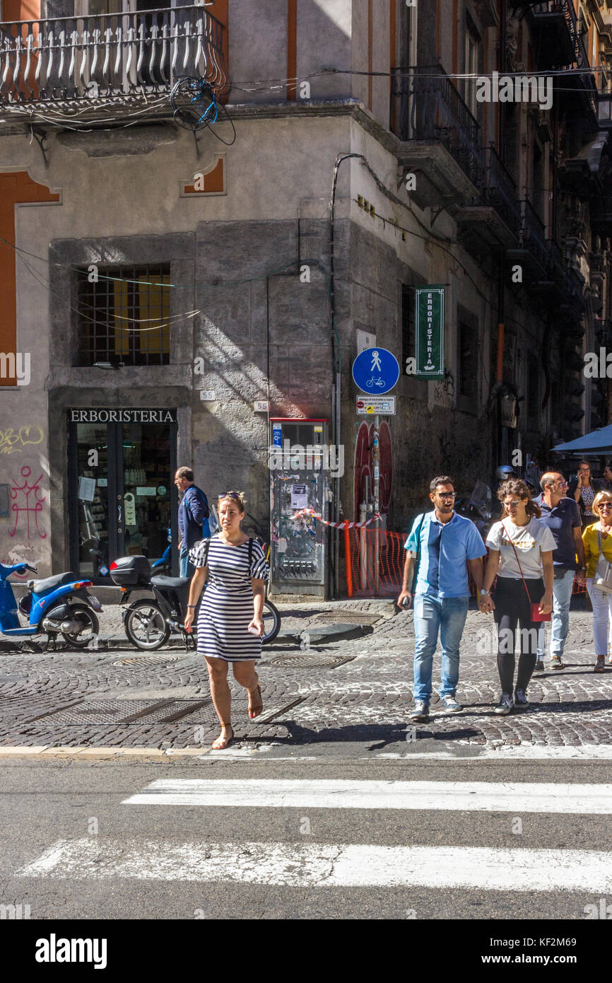 Personnes marchant sur un passage piétons sur la via Toledo, Naples, Italie Banque D'Images