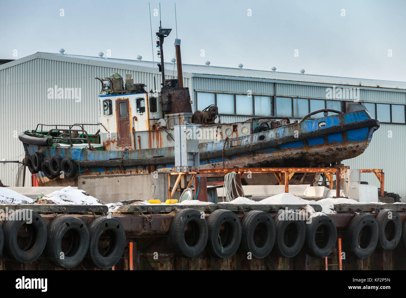 Vieux bateau remorqueur jette sur un quai dans le port de Reykjavik, Islande Banque D'Images